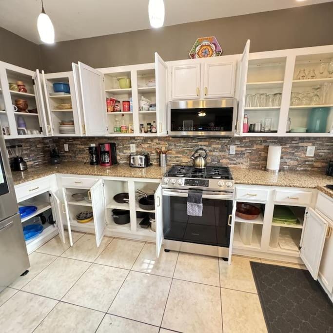 4BR king bed EVCharger, 10min to Strip Raiders Airport! House in Paradise