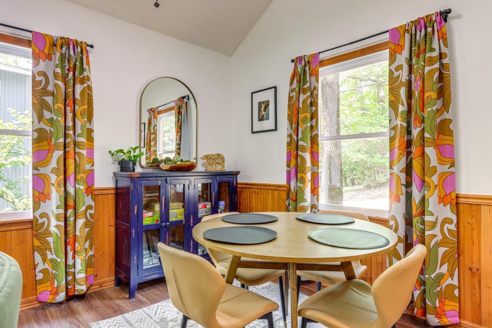 Lakefront Cabin Less Than 3 Mi to Dtwn Eureka Springs! Cabin in Eureka Springs