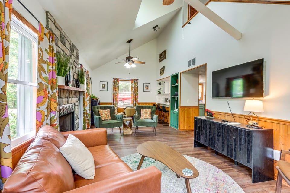 Lakefront Cabin Less Than 3 Mi to Dtwn Eureka Springs! Cabin in Eureka Springs