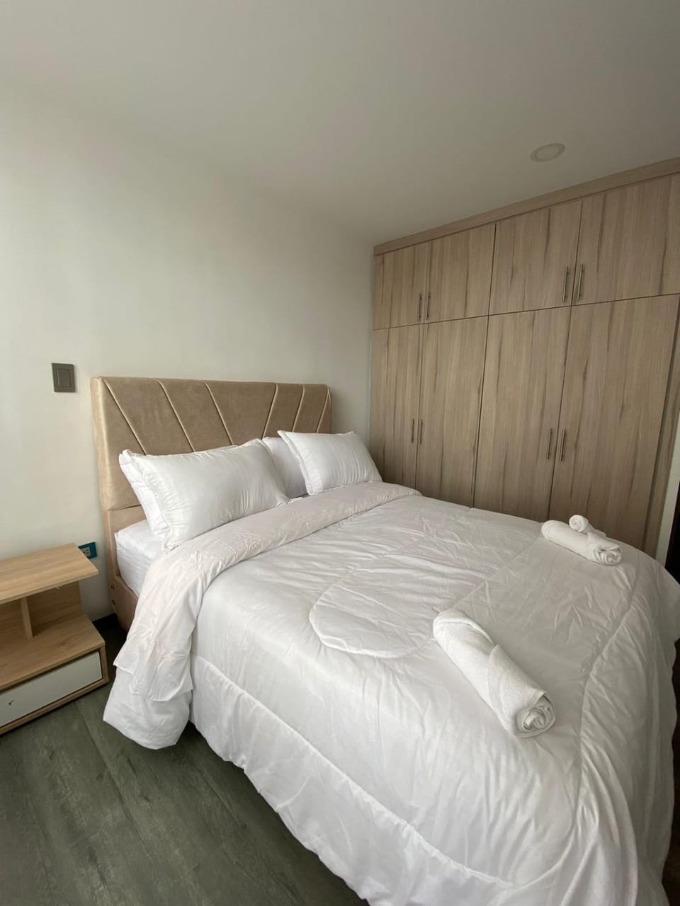 Bed, Bedroom, towels