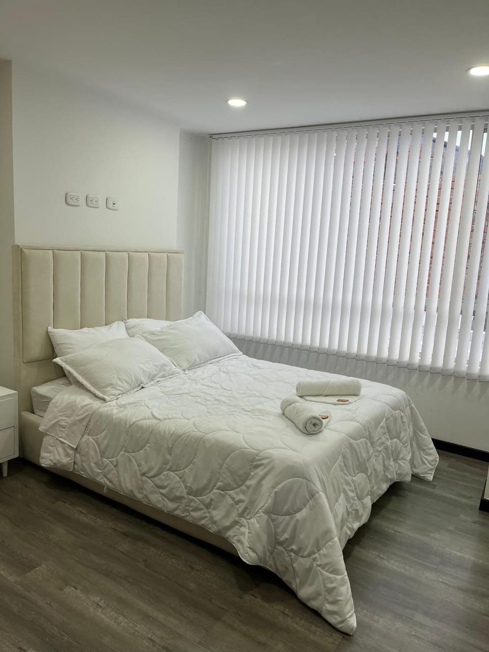 Bed, towels