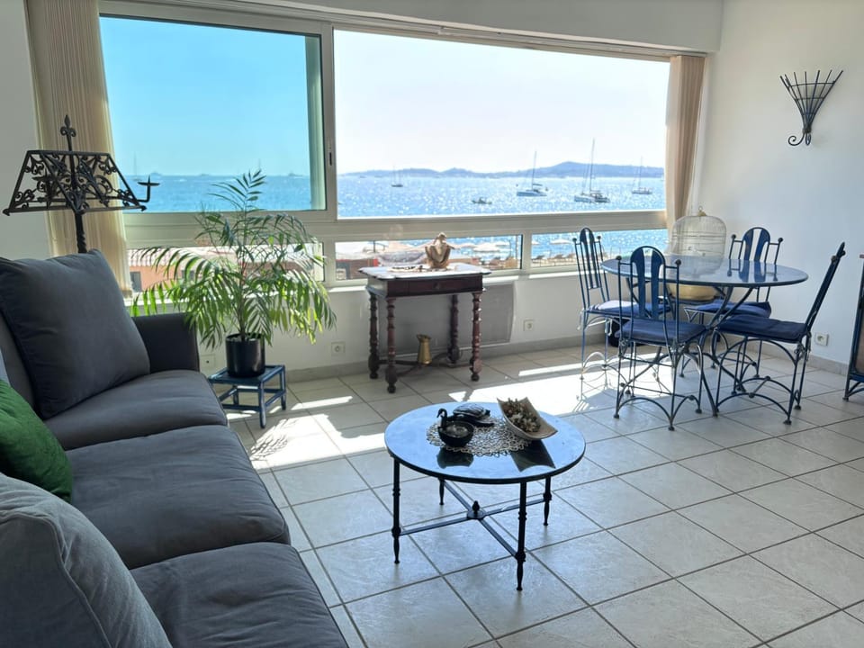 Appartement front de mer, plage vue mer Apartment in Grimaud