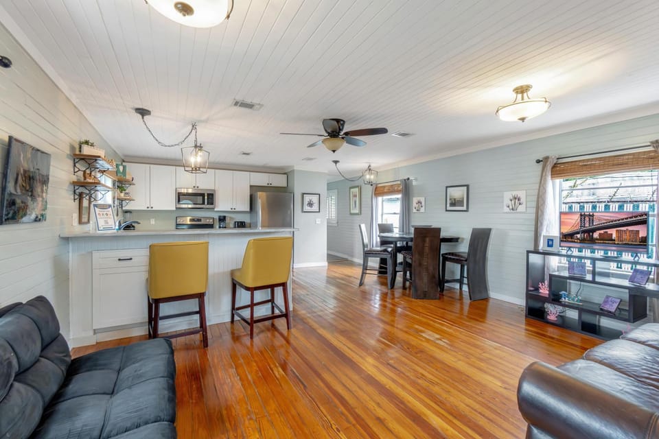 Blue Cottage, Close to Downtown & Bases! House in Pensacola