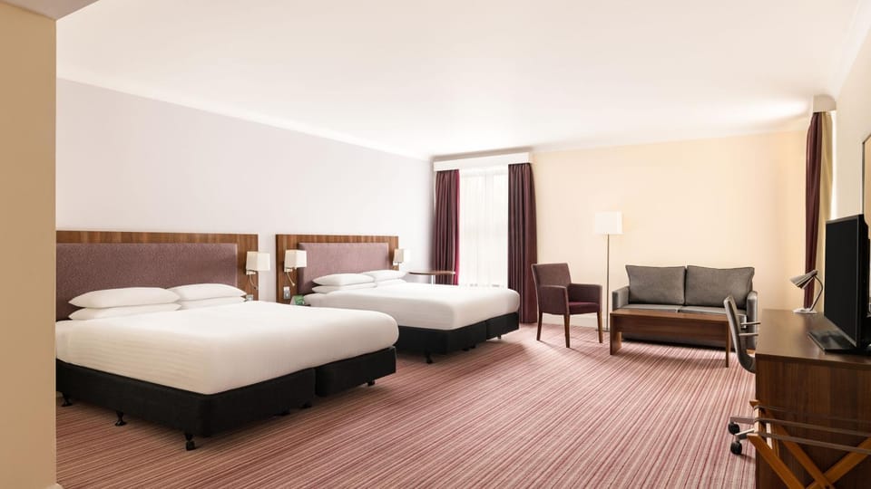 Bed, TV and multimedia, Coffee/tea facilities, Photo of the whole room, Seating area, Bedroom, Pets, Pets, children, children, young children, young children, older children, older children, Family, Family, hair dryier, pet friendly, pet friendly, air conditioner