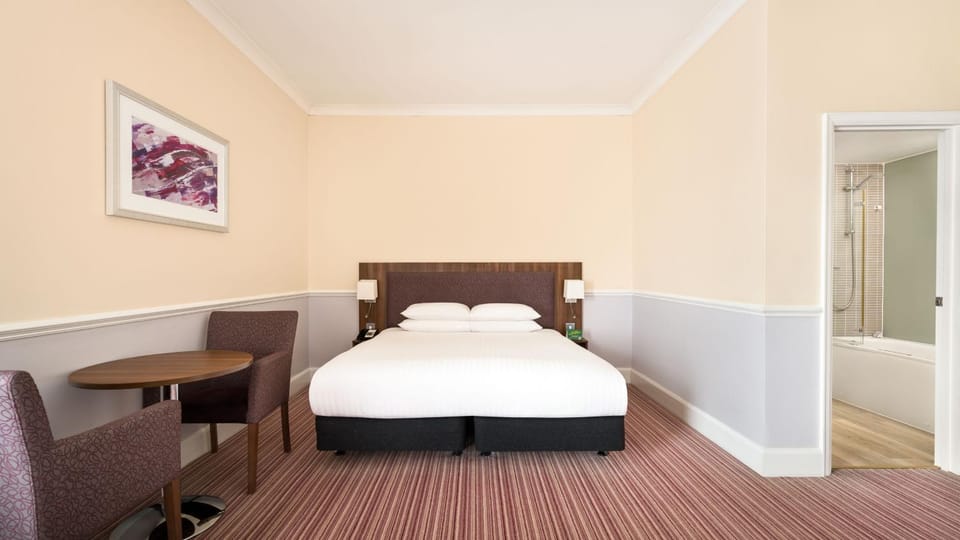 Bed, Coffee/tea facilities, Photo of the whole room, Seating area, Bedroom, Pets, Pets, children, children, young children, young children, older children, older children, Family, Family, hair dryier, pet friendly, pet friendly, air conditioner