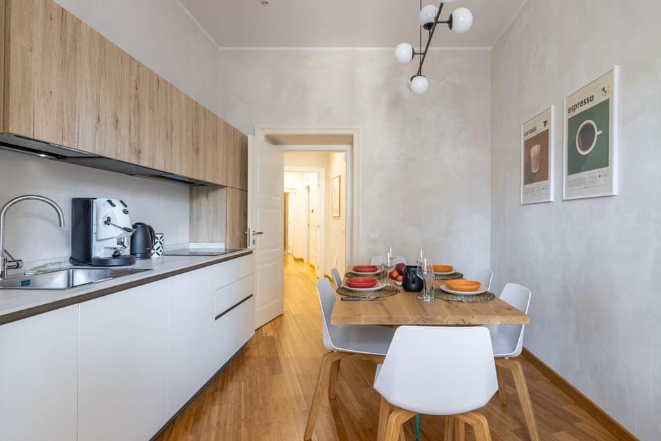 Coffee/tea facilities, Kitchen or kitchenette, Dining area, stove, toaster