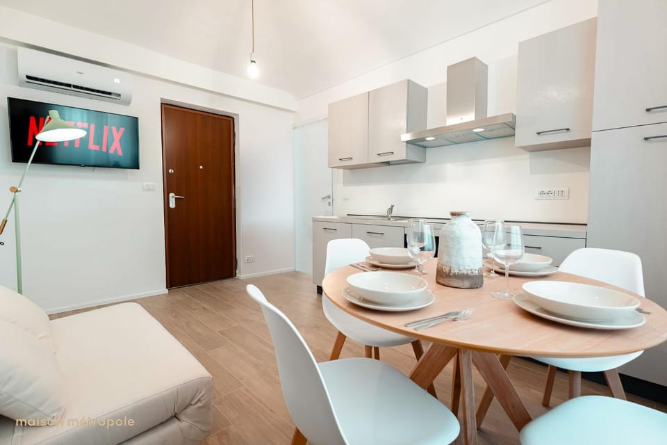TV and multimedia, Kitchen or kitchenette, Living room, Seating area, Dining area