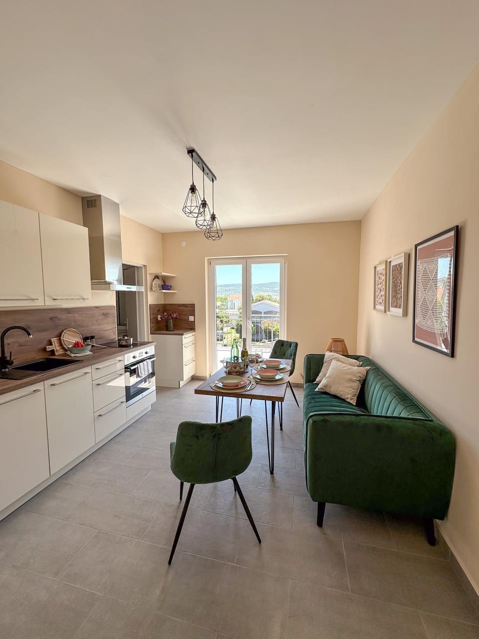 Kitchen or kitchenette, Living room, Seating area, Dining area