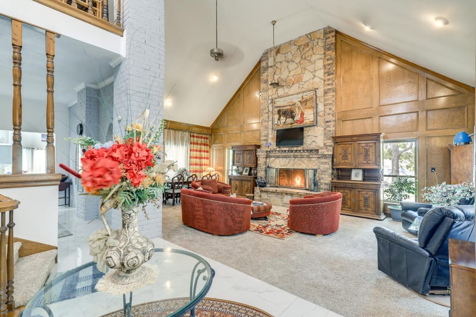 8 Mi Dallas Stadium! Fort Worth Home w/ Pool House in Arlington
