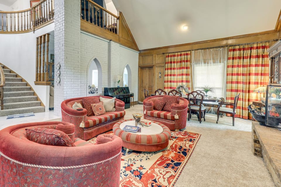 8 Mi Dallas Stadium! Fort Worth Home w/ Pool House in Arlington
