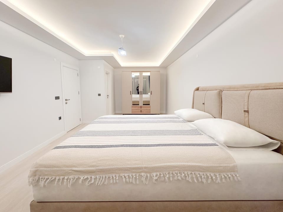 Bed, TV and multimedia, Photo of the whole room, Bedroom, wardrobe