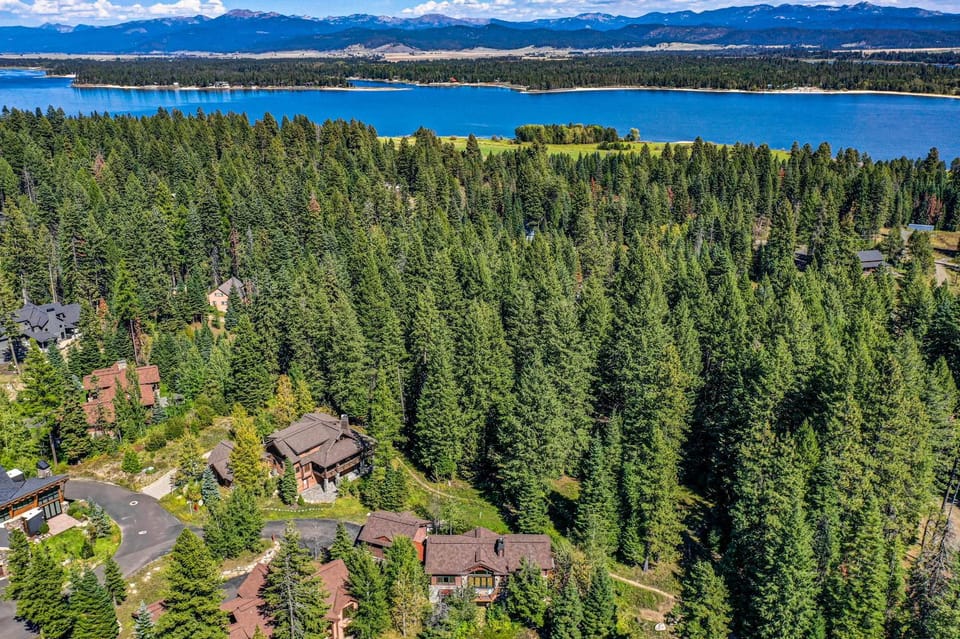 Steelhead Chalet 23 - Tamarack Resort - Deck - Garage - WiFi - Hot tub House in Valley County
