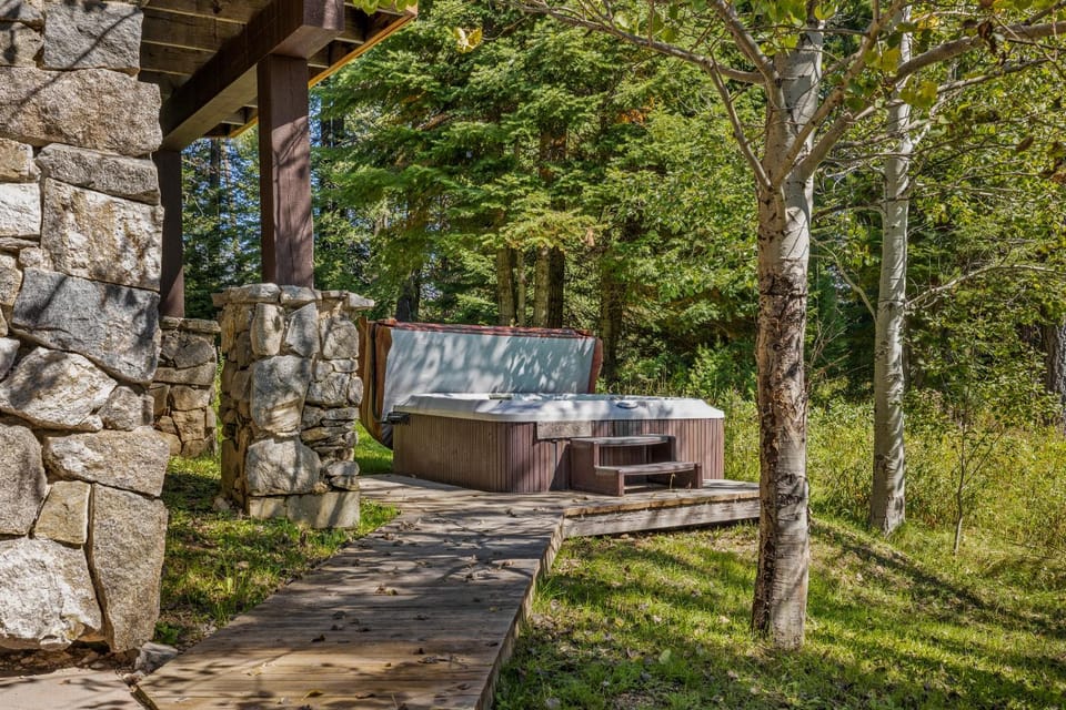 Steelhead Chalet 23 - Tamarack Resort - Deck - Garage - WiFi - Hot tub House in Valley County