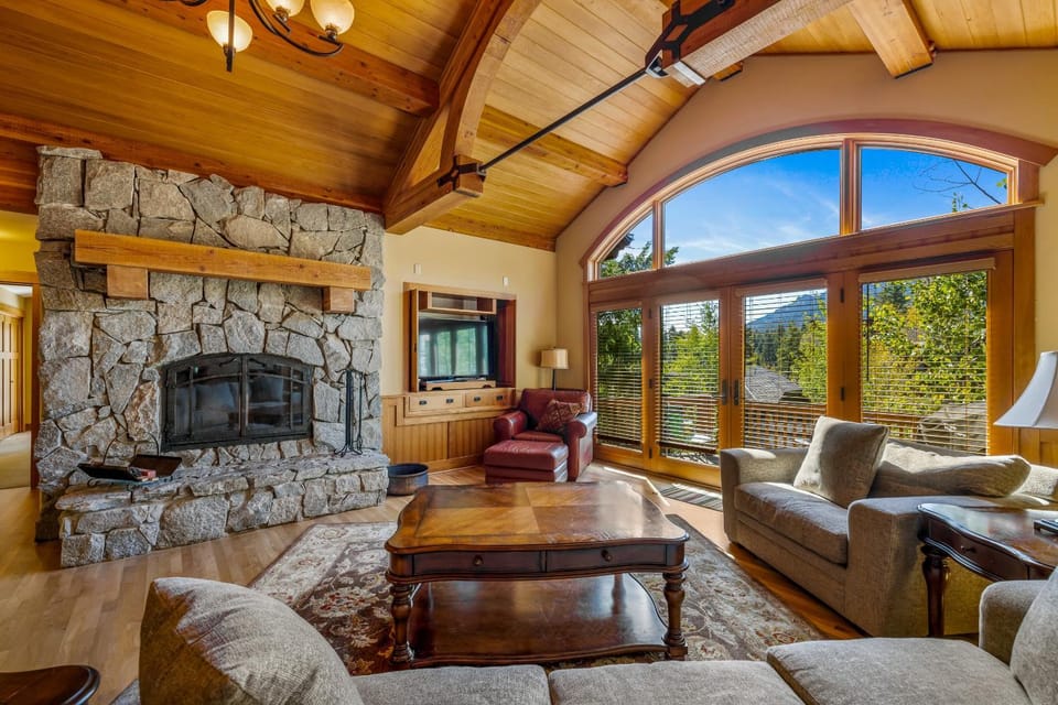 Steelhead Chalet 23 - Tamarack Resort - Deck - Garage - WiFi - Hot tub House in Valley County