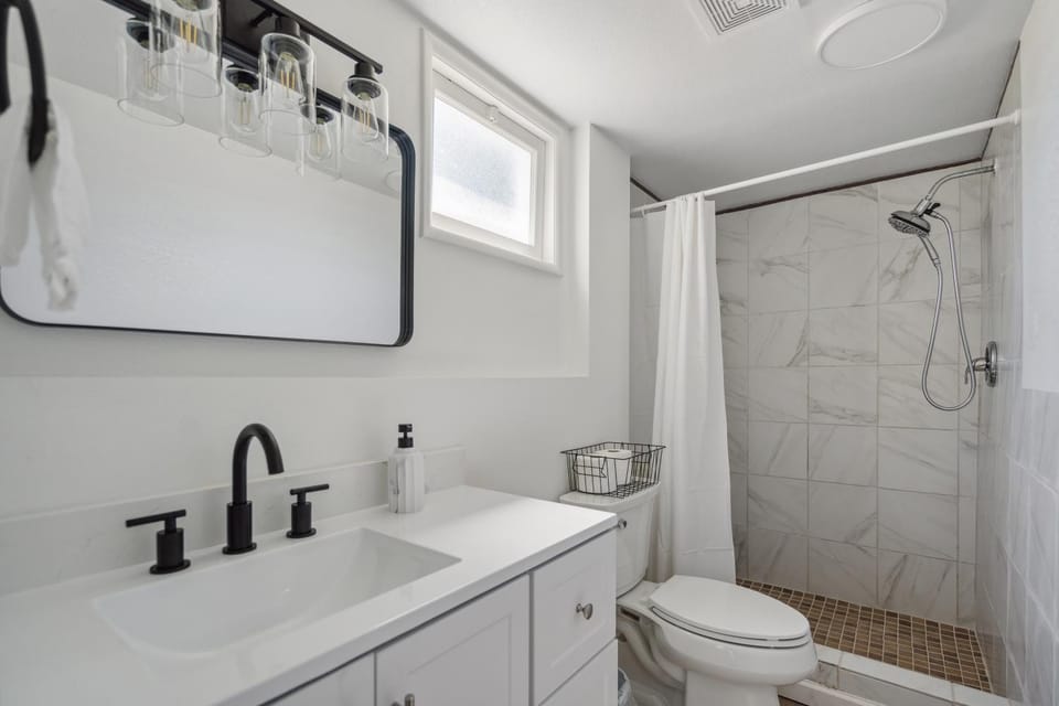 Spacious 5B2B home 5 min to airport with AC, Game Room, WiFi, Parking House in SeaTac