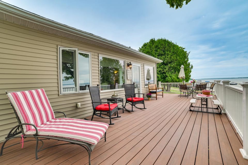 Lakefront Escape on Beautiful Burt Lake! House in Burt Lake