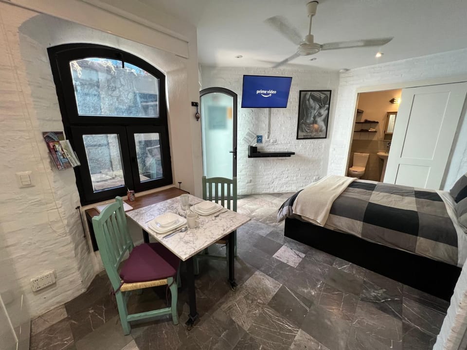 Bed, TV and multimedia, Photo of the whole room, Bedroom