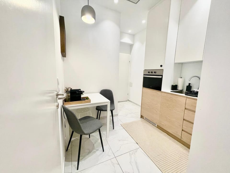 Kitchen or kitchenette, Dining area, oven, stove