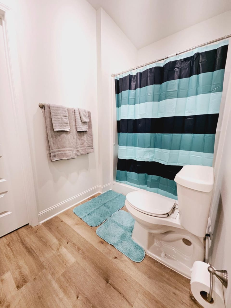 Toilet, Bathroom, towels