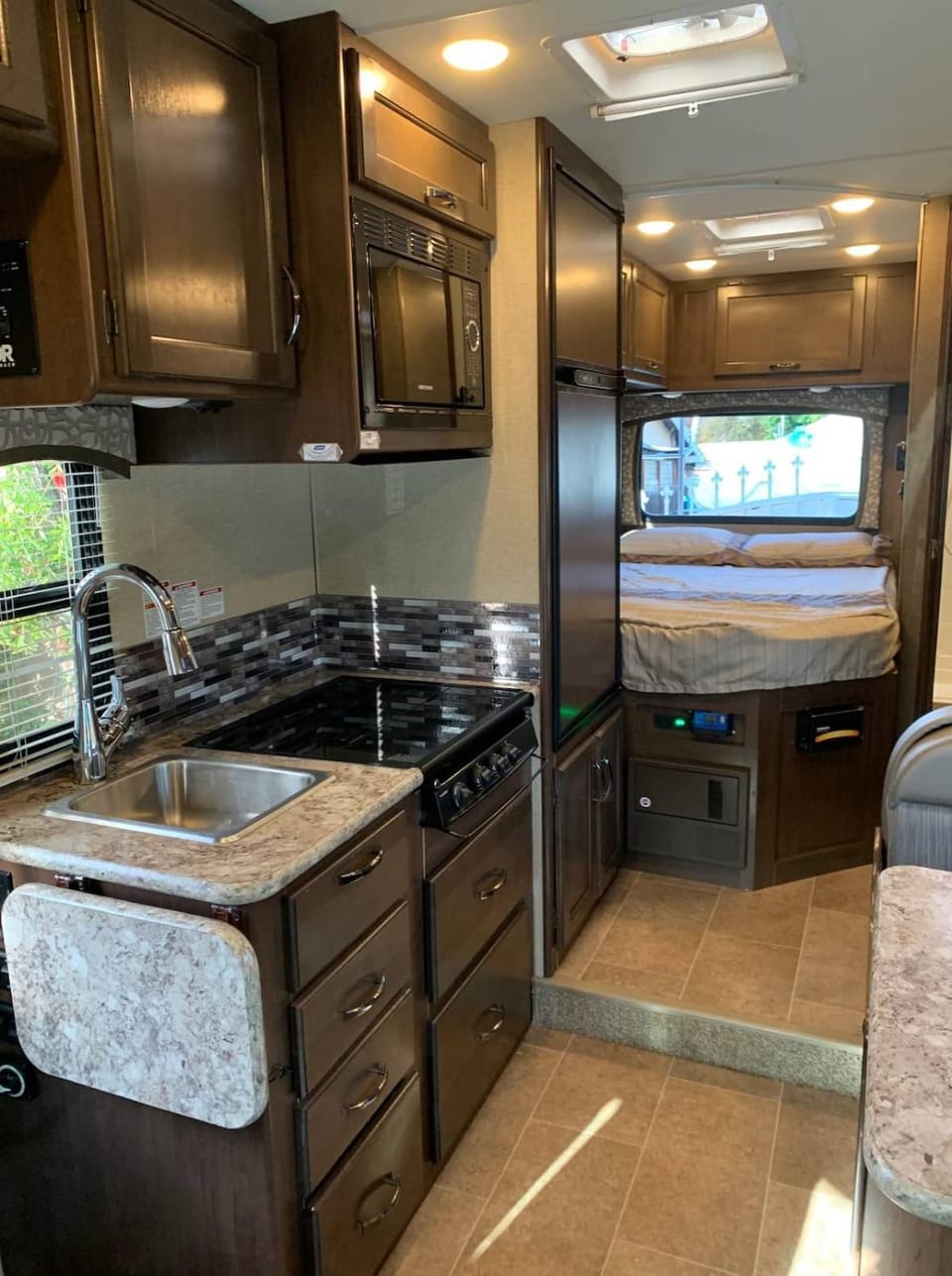 Kitchen or kitchenette, microwave, stove