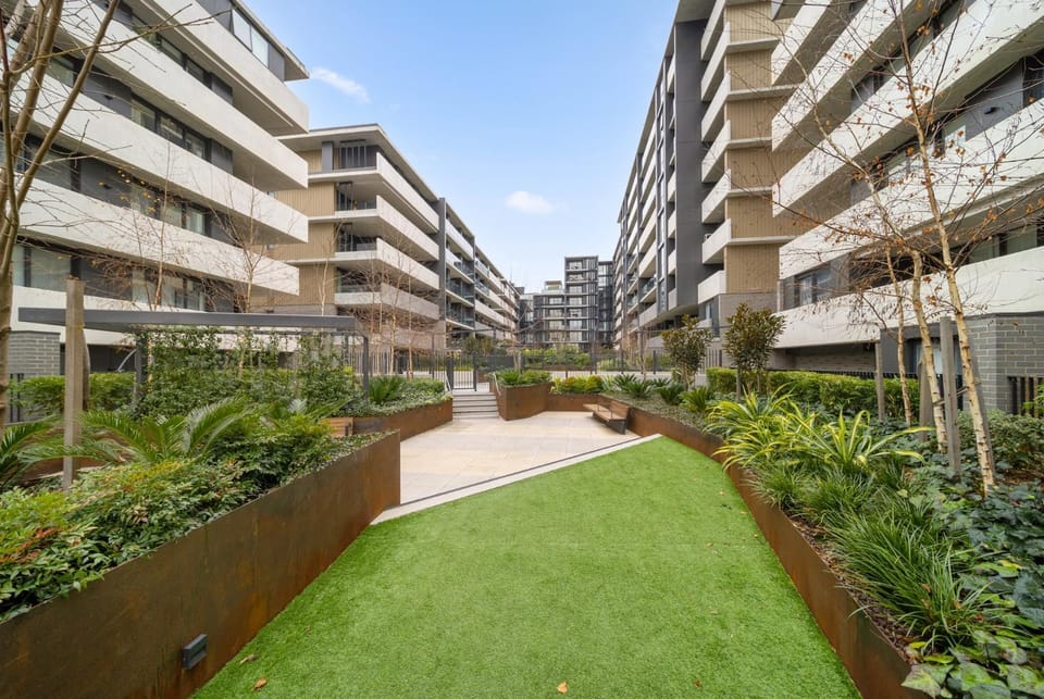 Sleek Inner-City 2-Bed with Swimming Pool & BBQ Apartment in Canberra