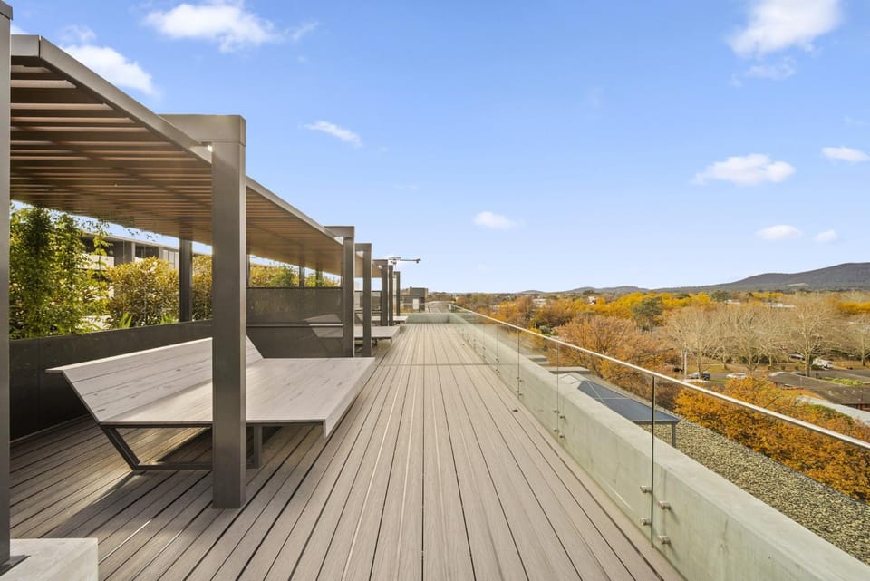 Sleek Inner-City 2-Bed with Swimming Pool & BBQ Apartment in Canberra