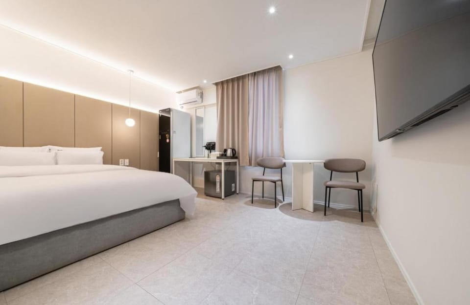 Bed, TV and multimedia, Seating area