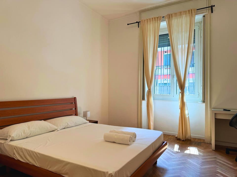 Bed, Bedroom, towels