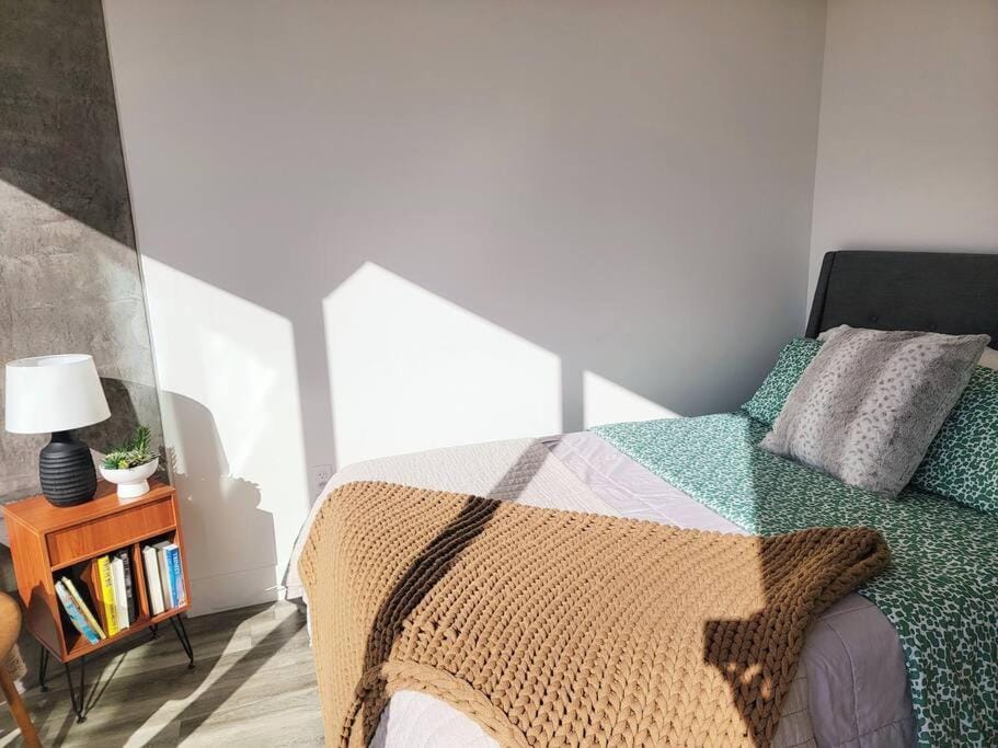 Bayviews Lux One-bedroom Apartment 1min to Petco Park Convention Center Gaslamp Pool, Hot Tub Apartment in San Diego