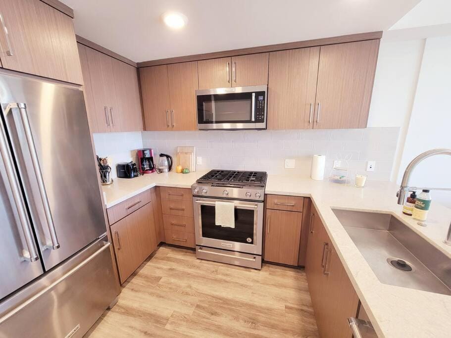 Bayviews Lux One-bedroom Apartment 1min to Petco Park Convention Center Gaslamp Pool, Hot Tub Apartment in San Diego