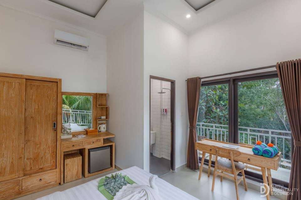 Bed, View (from property/room), Balcony/Terrace, Photo of the whole room, Seating area, Bedroom, air conditioner