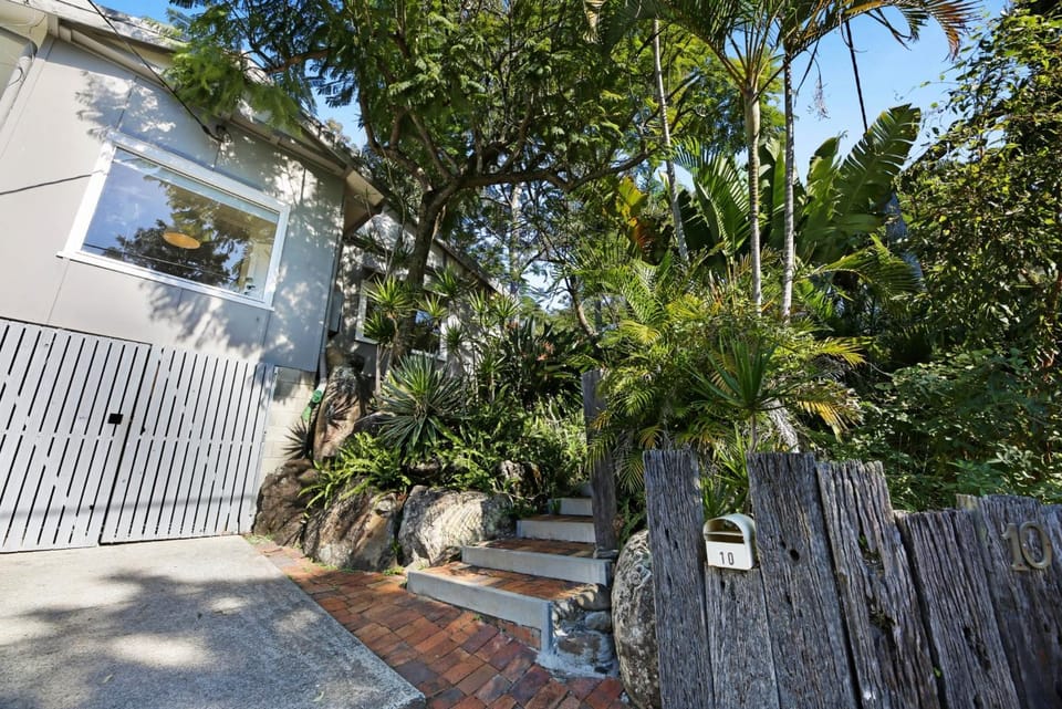 2-Bed Beach House in Burleigh Heads Amidst Nature House in Burleigh Heads