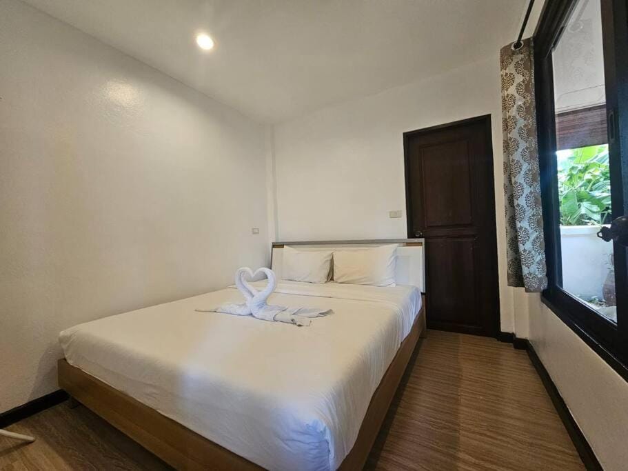 Luxury 5BR Pool Villa Pattaya-Family & Friends Fun Escape-BBQ, Pool Table Villa in Pattaya City