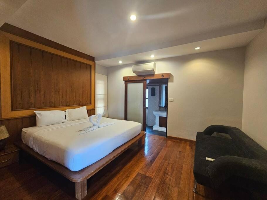 Luxury 5BR Pool Villa Pattaya-Family & Friends Fun Escape-BBQ, Pool Table Villa in Pattaya City