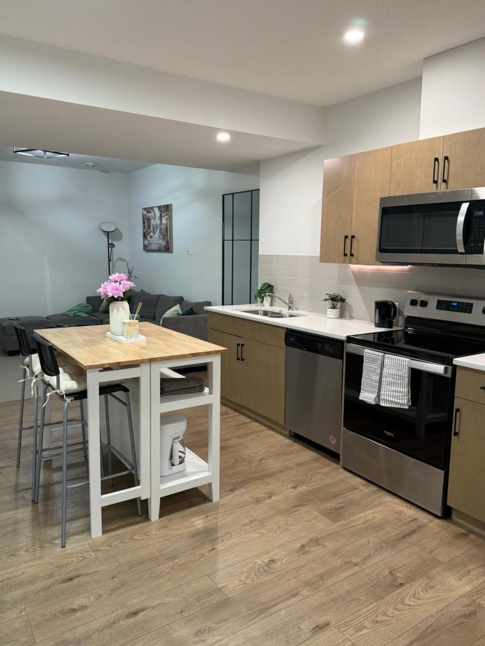 Kitchen or kitchenette, Dining area