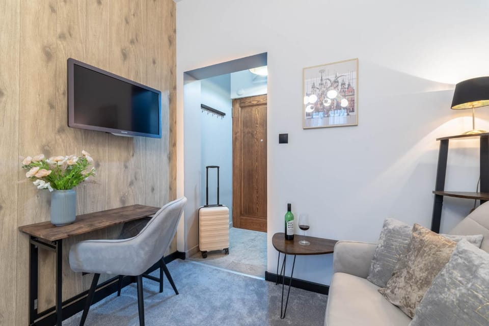 Communal lounge/ TV room, TV and multimedia, Living room, Seating area, Dining area, Evening entertainment
