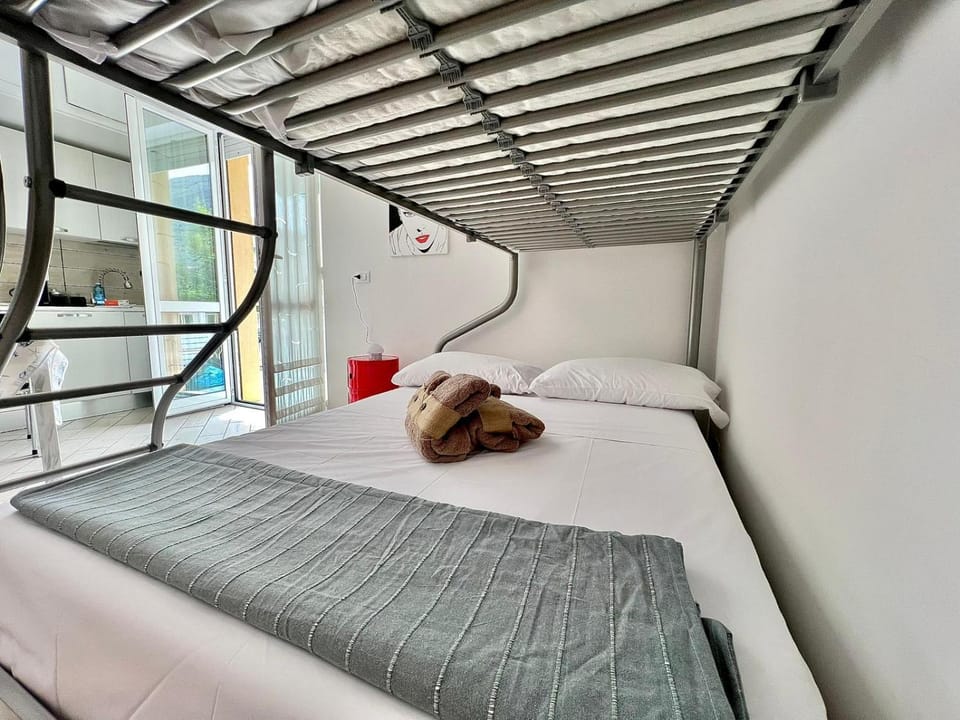 Bed, Bedroom, bunk bed, towels
