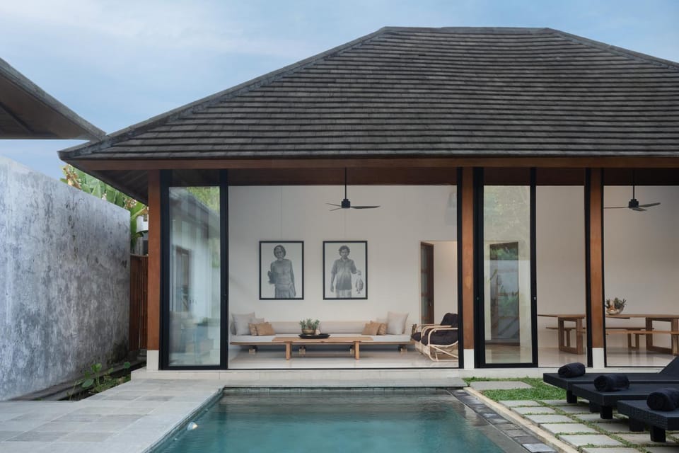 Property building, Patio, Day, Natural landscape, Pool view, Swimming pool, sunbed