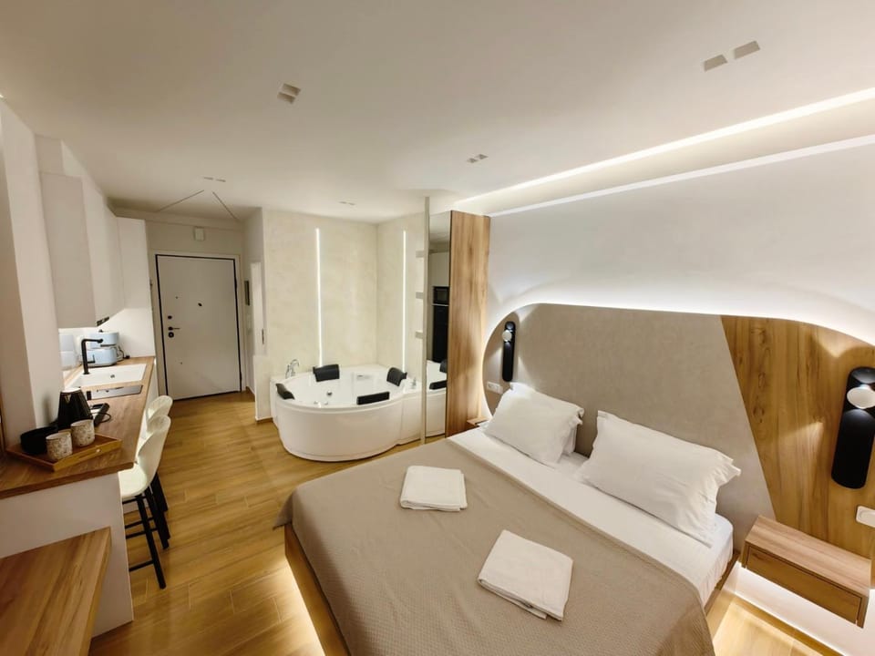 Bed, TV and multimedia, Kitchen or kitchenette, wardrobe