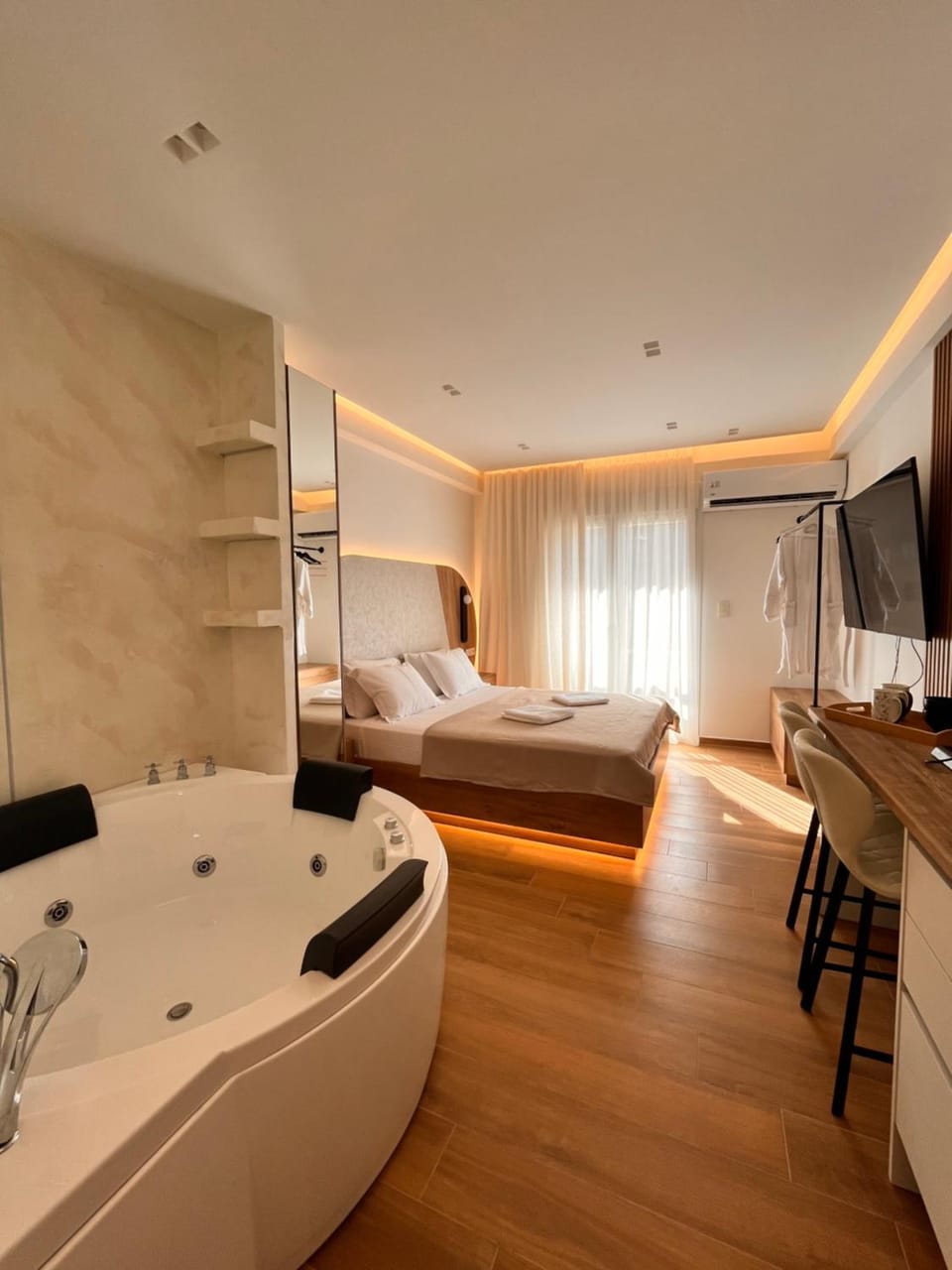 Bed, Hot Tub, TV and multimedia, Kitchen or kitchenette, Photo of the whole room, Dining area, Bedroom, Bath, towels