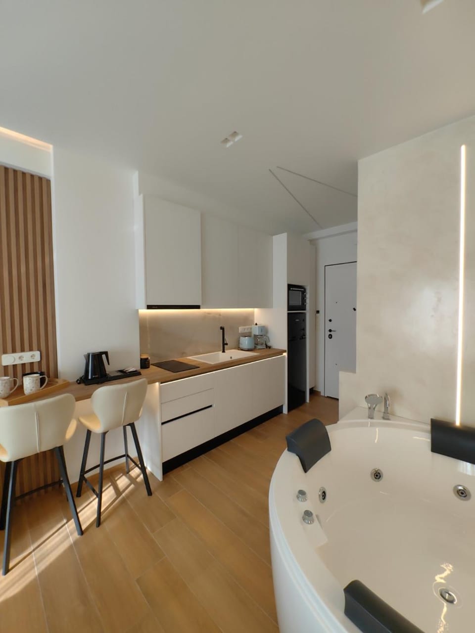Hot Tub, Photo of the whole room, Bedroom