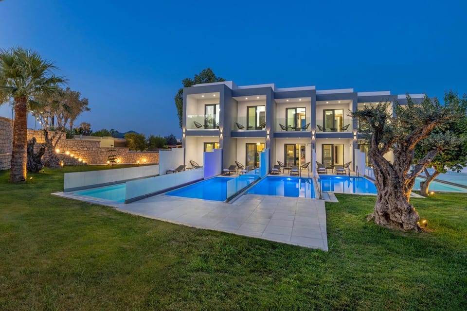 Property building, Night, Garden, Garden view, Pool view, Swimming pool, sunbed