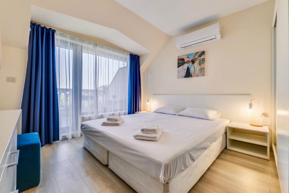 Bed, Photo of the whole room, Bedroom, towels, air conditioner