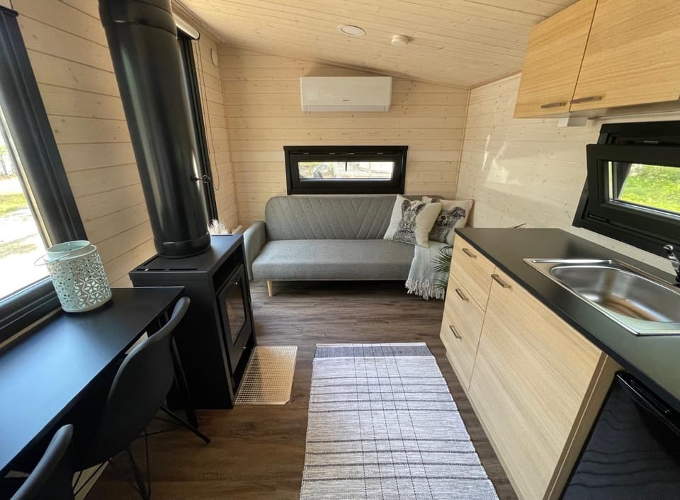 Kitchen or kitchenette, Living room, Seating area, Dining area