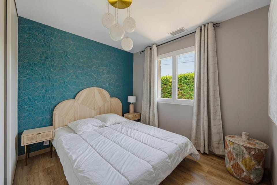 Photo of the whole room, Bedroom