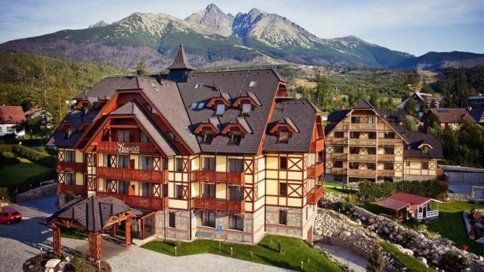 Property building, Natural landscape, Mountain view, Parking