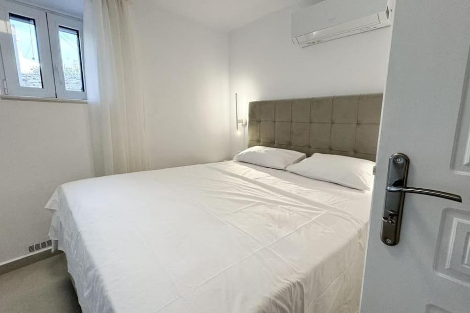 Bed, Photo of the whole room, Bedroom, wardrobe, air conditioner
