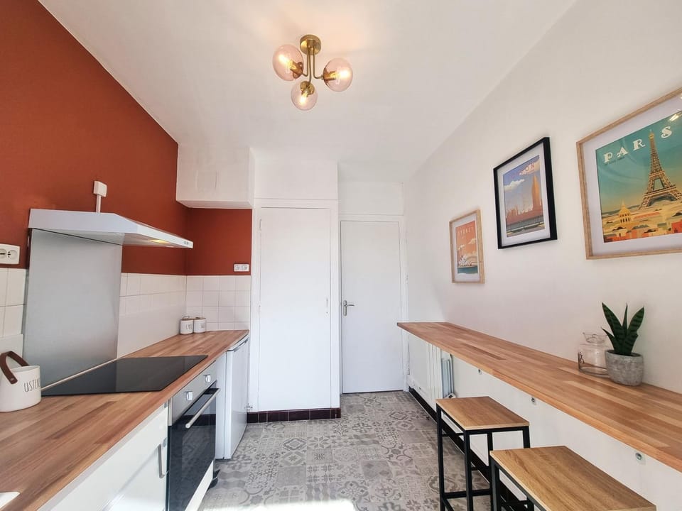 Kitchen or kitchenette, Dining area, oven