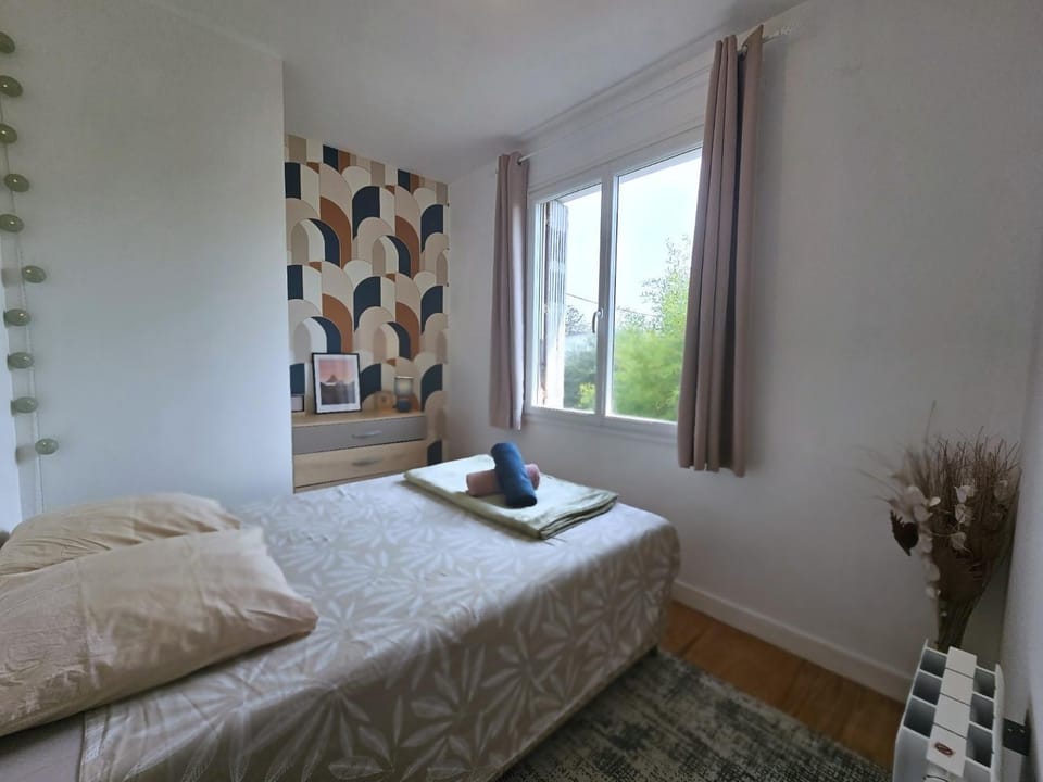 Photo of the whole room, Bedroom