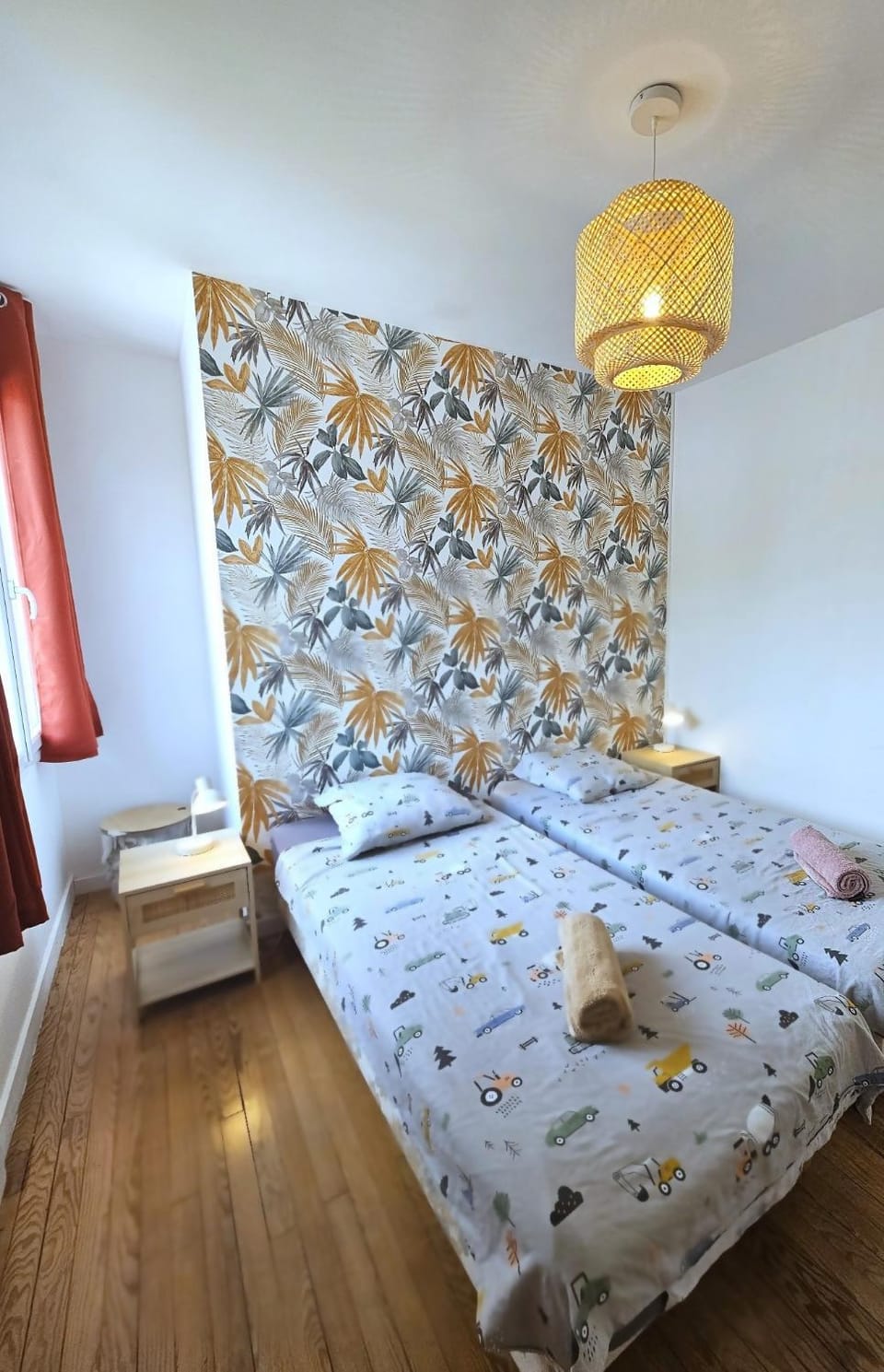 Photo of the whole room, Bedroom
